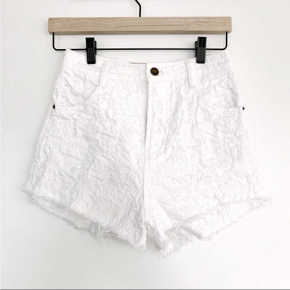 🪽Free People Etienne Field Embroidered White Denim Shorts | 24